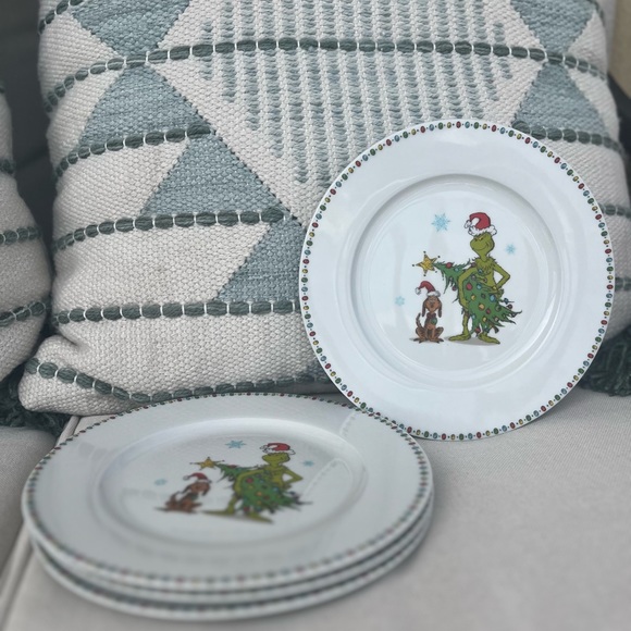 Grinch and Max Christmas Plates - Picture 3 of 4